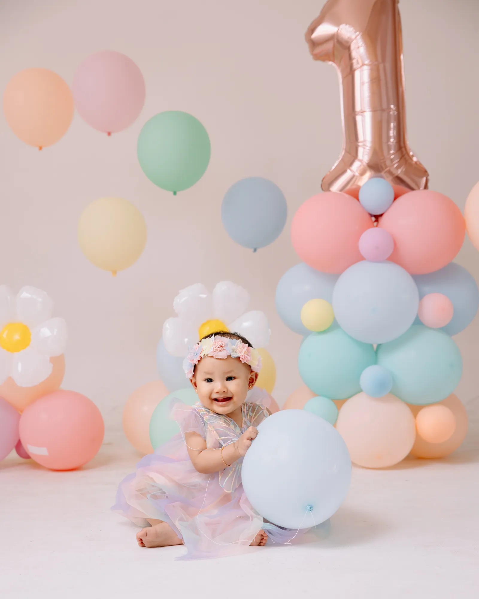 Perayaan ulang tahun anak dengan kue dan dekorasi