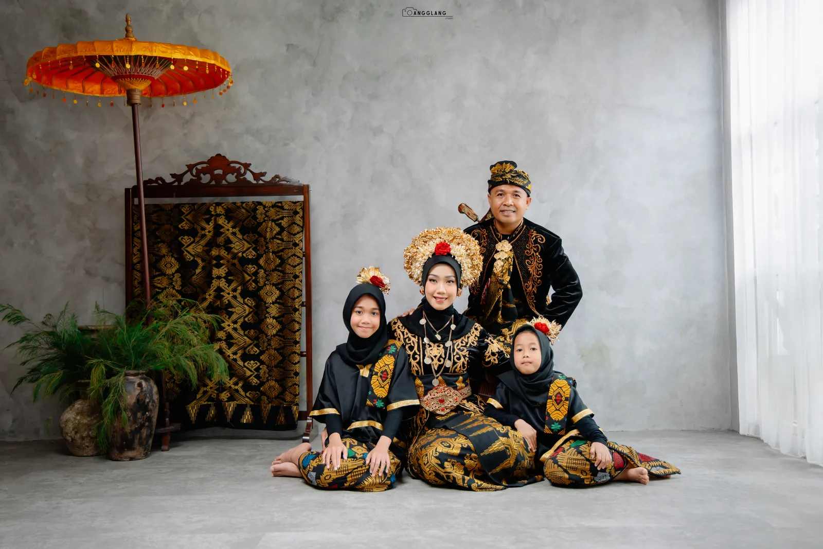 Sesi foto keluarga santai dan natural