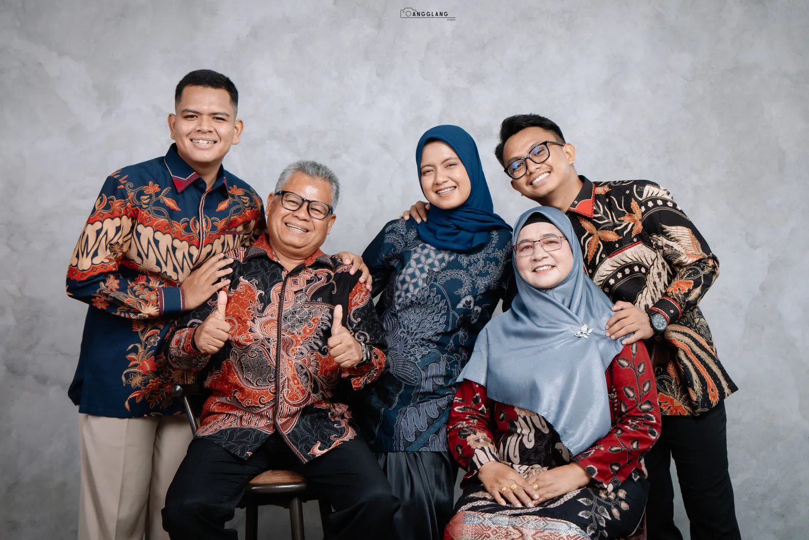 Keluarga berpose di spot favorit studio