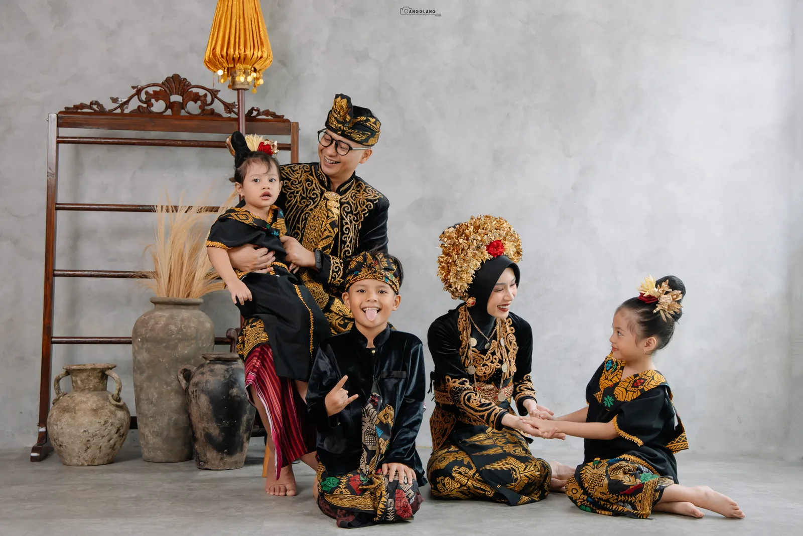 Tawa lepas sesi foto keluarga