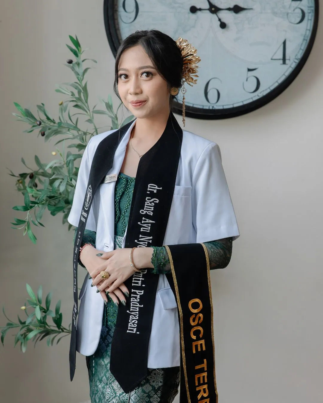 Potret wisuda sarjana di studio