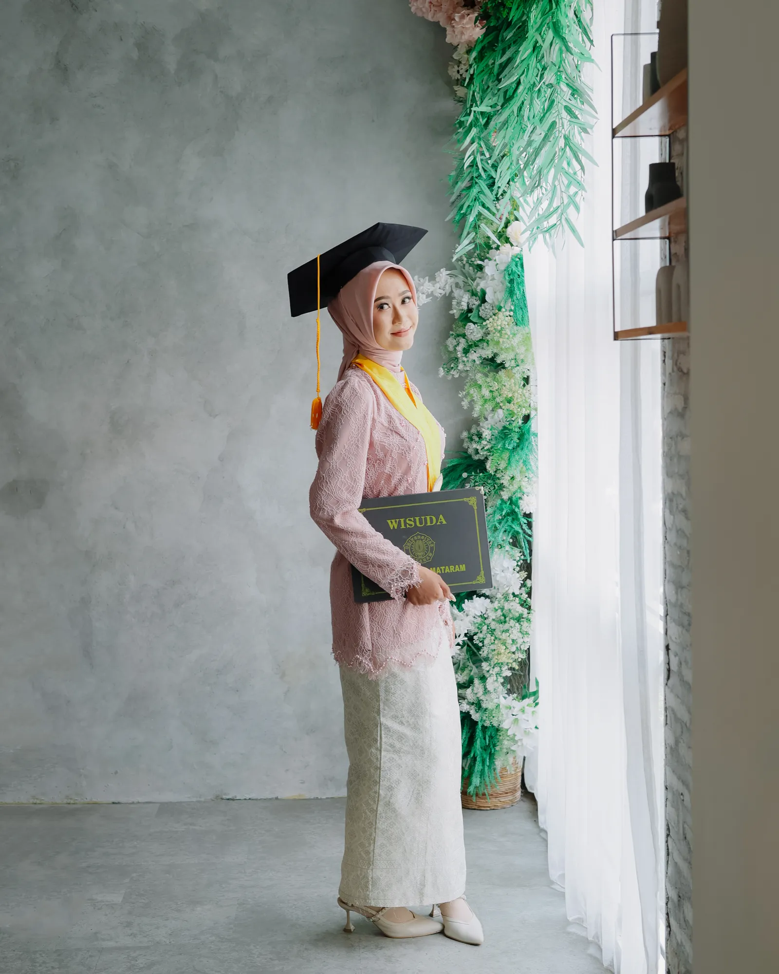 Potret kelulusan sarjana di studio