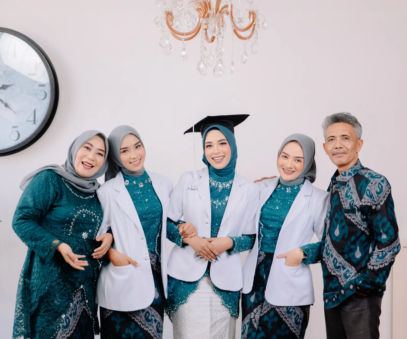 Sesi wisuda outdoor bernuansa alam
