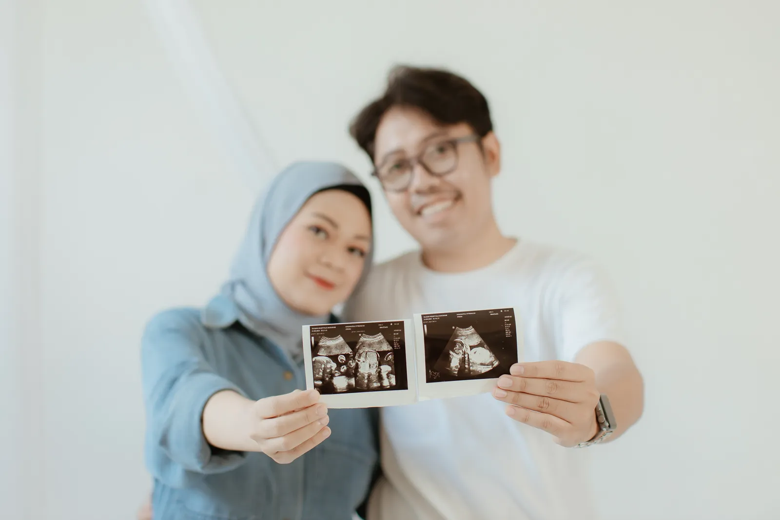 Sesi maternity eksklusif dengan penata rias