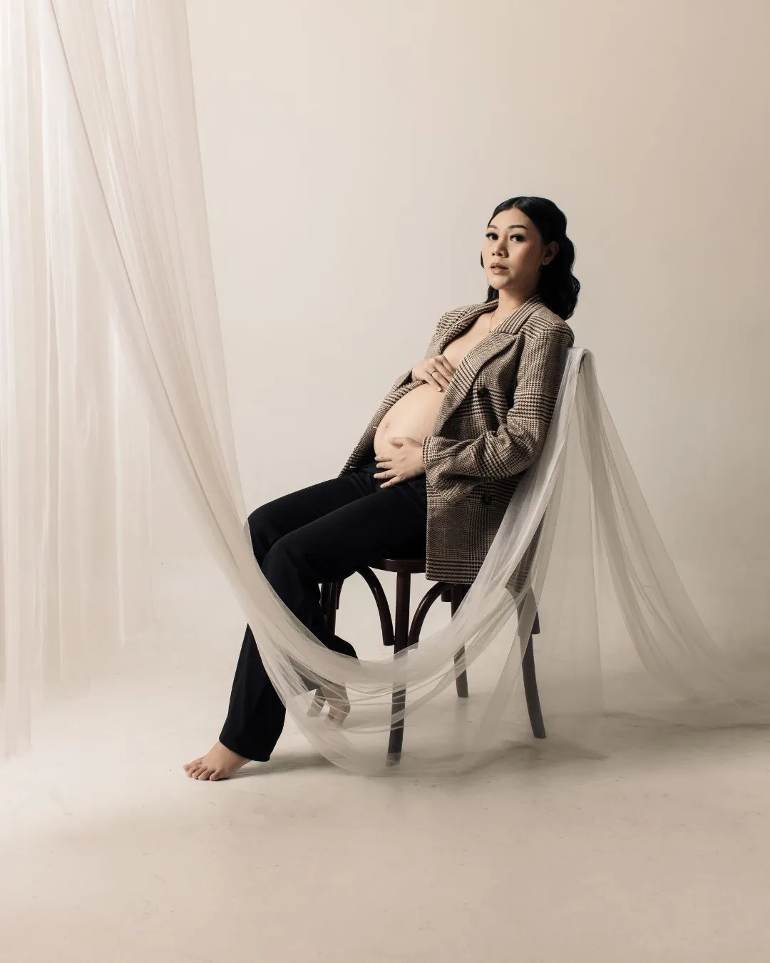 Potret maternity bernuansa hangat