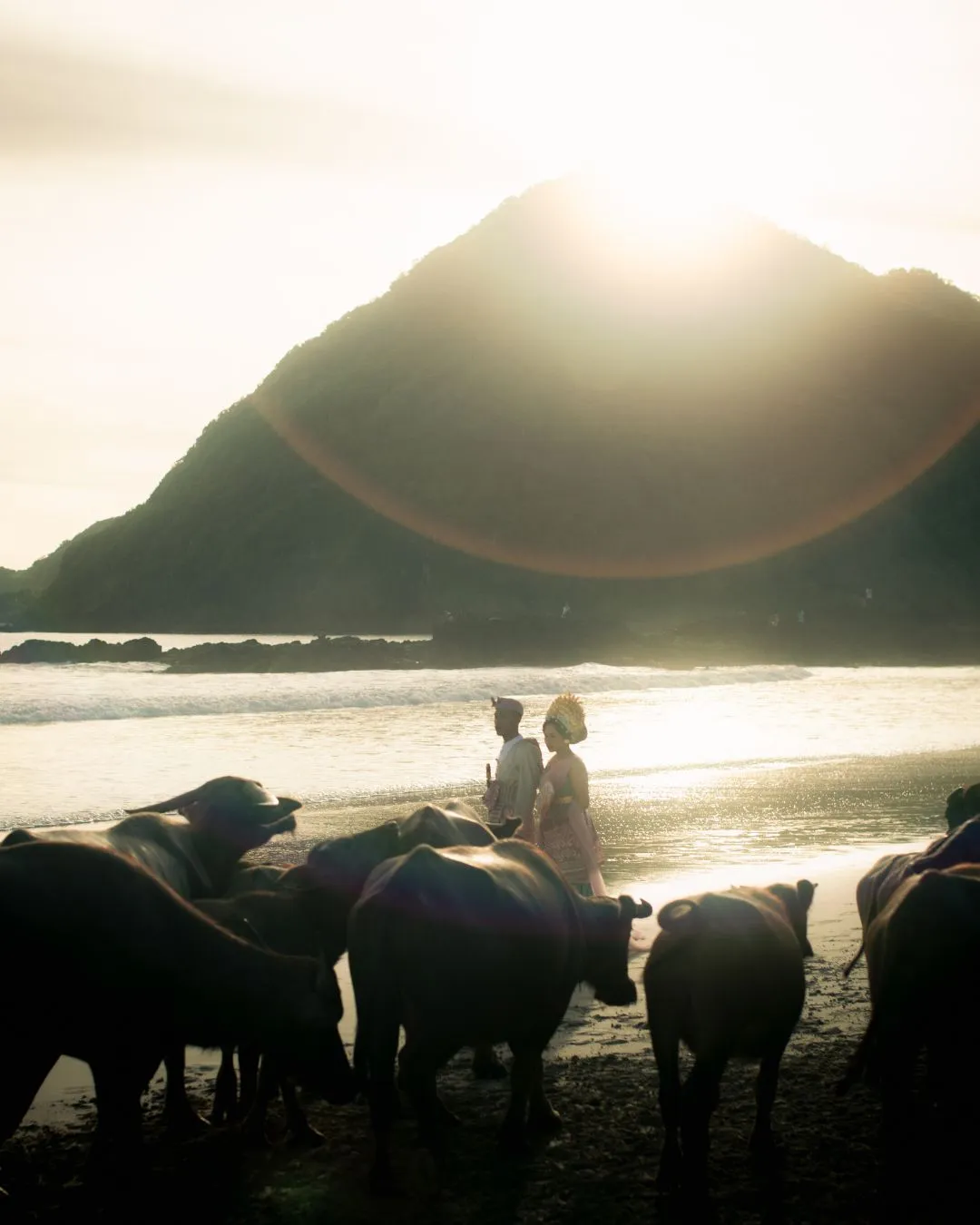 Prewedding outdoor saat golden hour