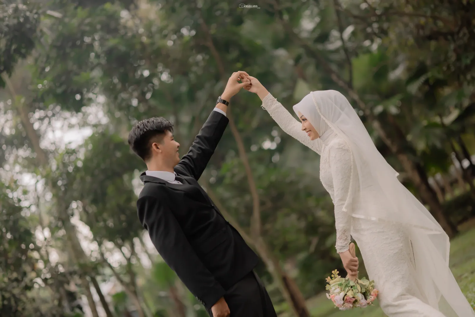 Pasangan berpose di spot outdoor favorit