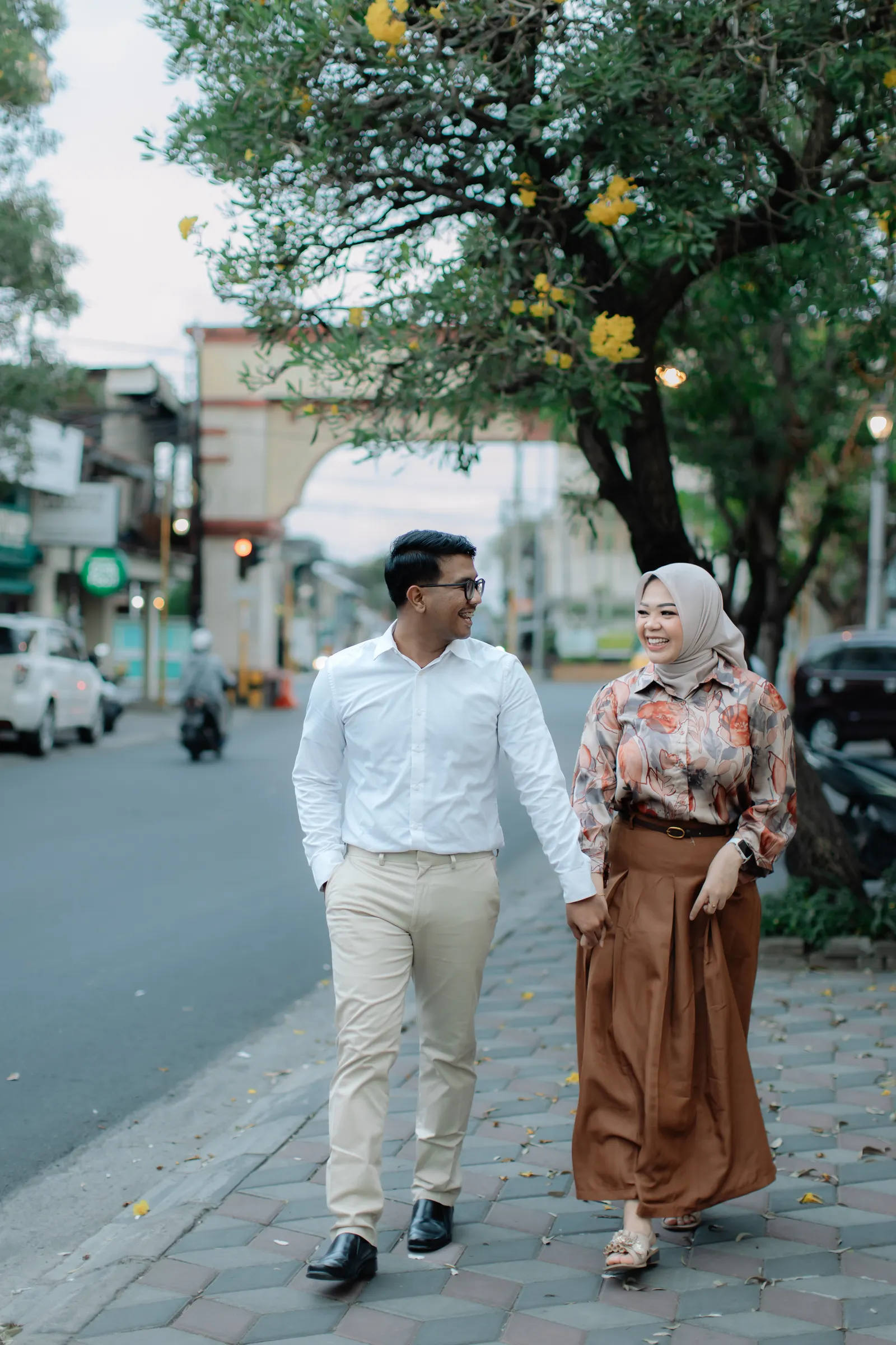Siluet romantis pasangan di senja hari