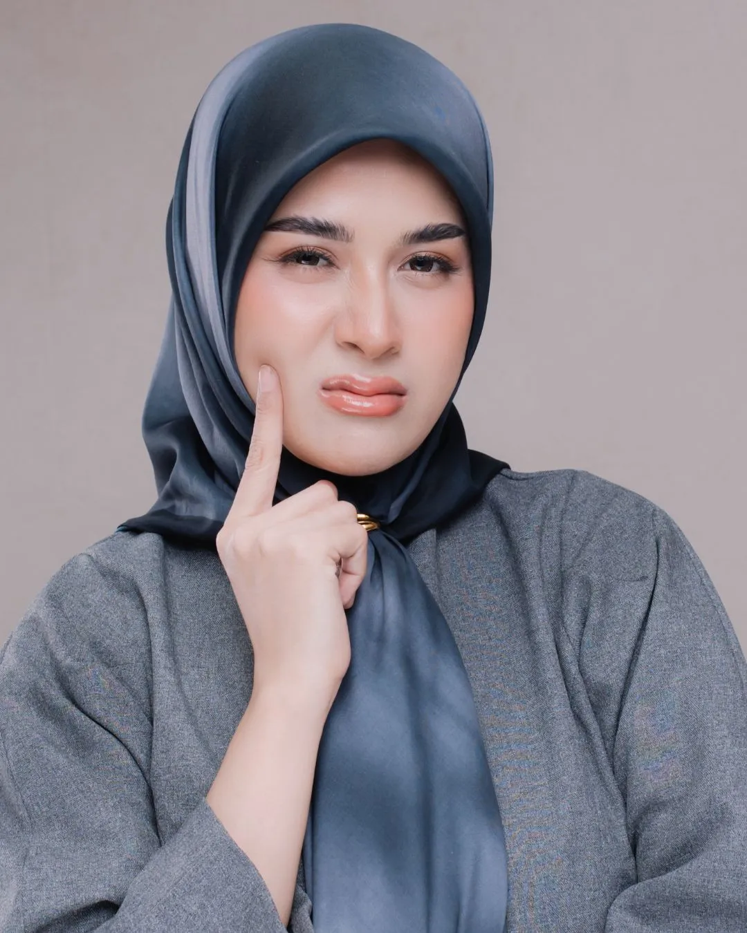 Potret personal profesional berlatar studio