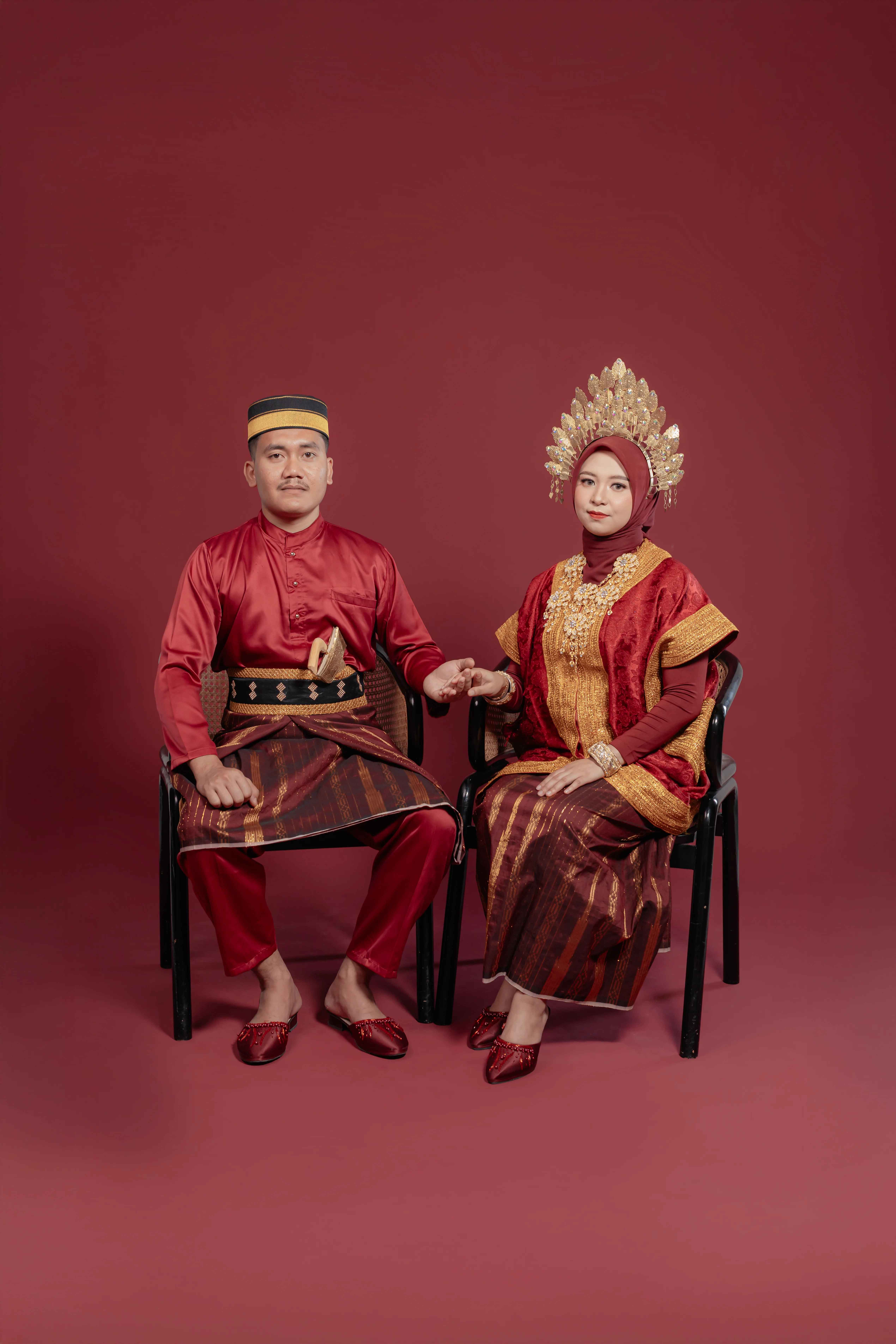 Pasangan adat Bima dengan pakaian tradisional
