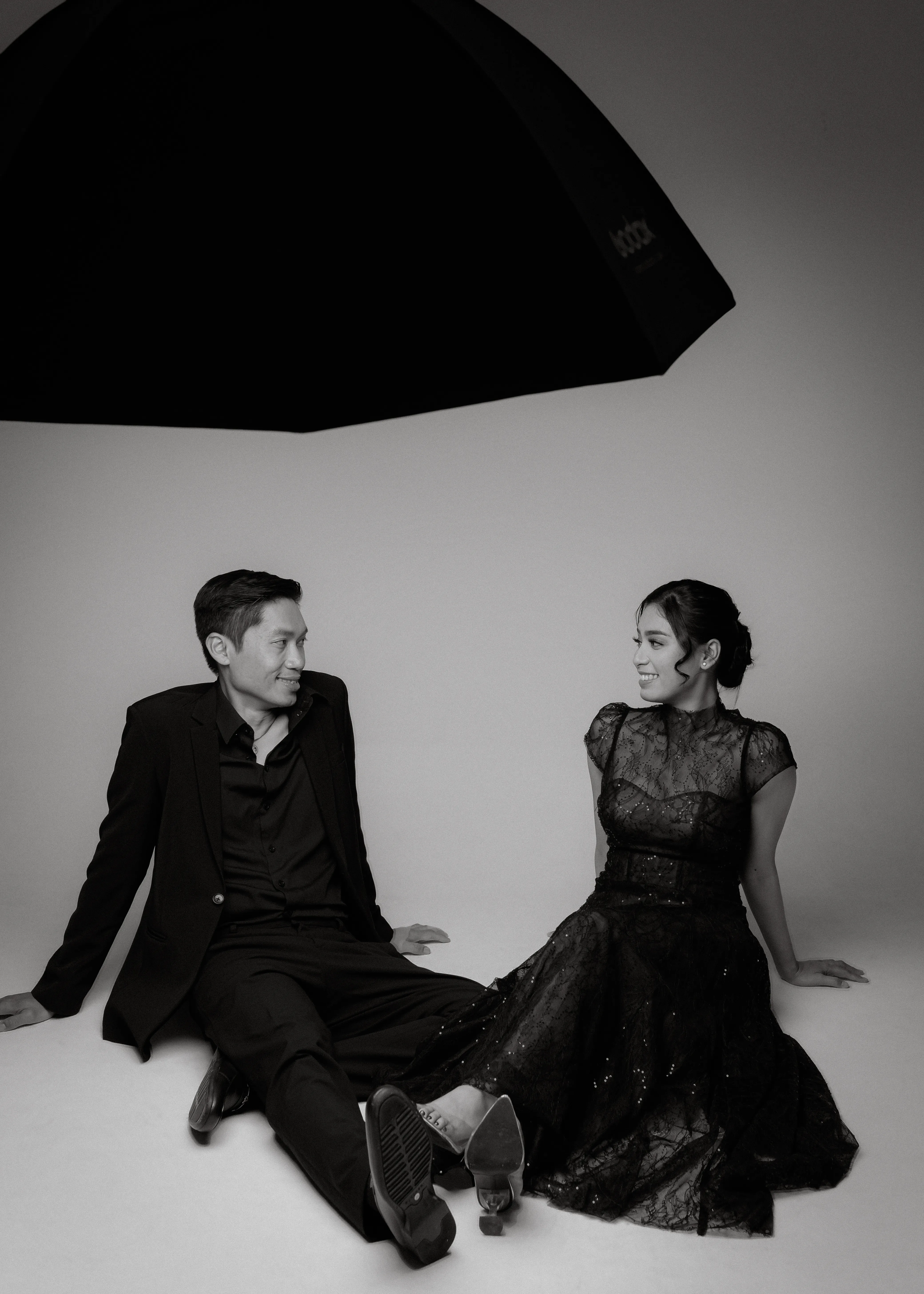 Pasangan prewedding kasual di studio
