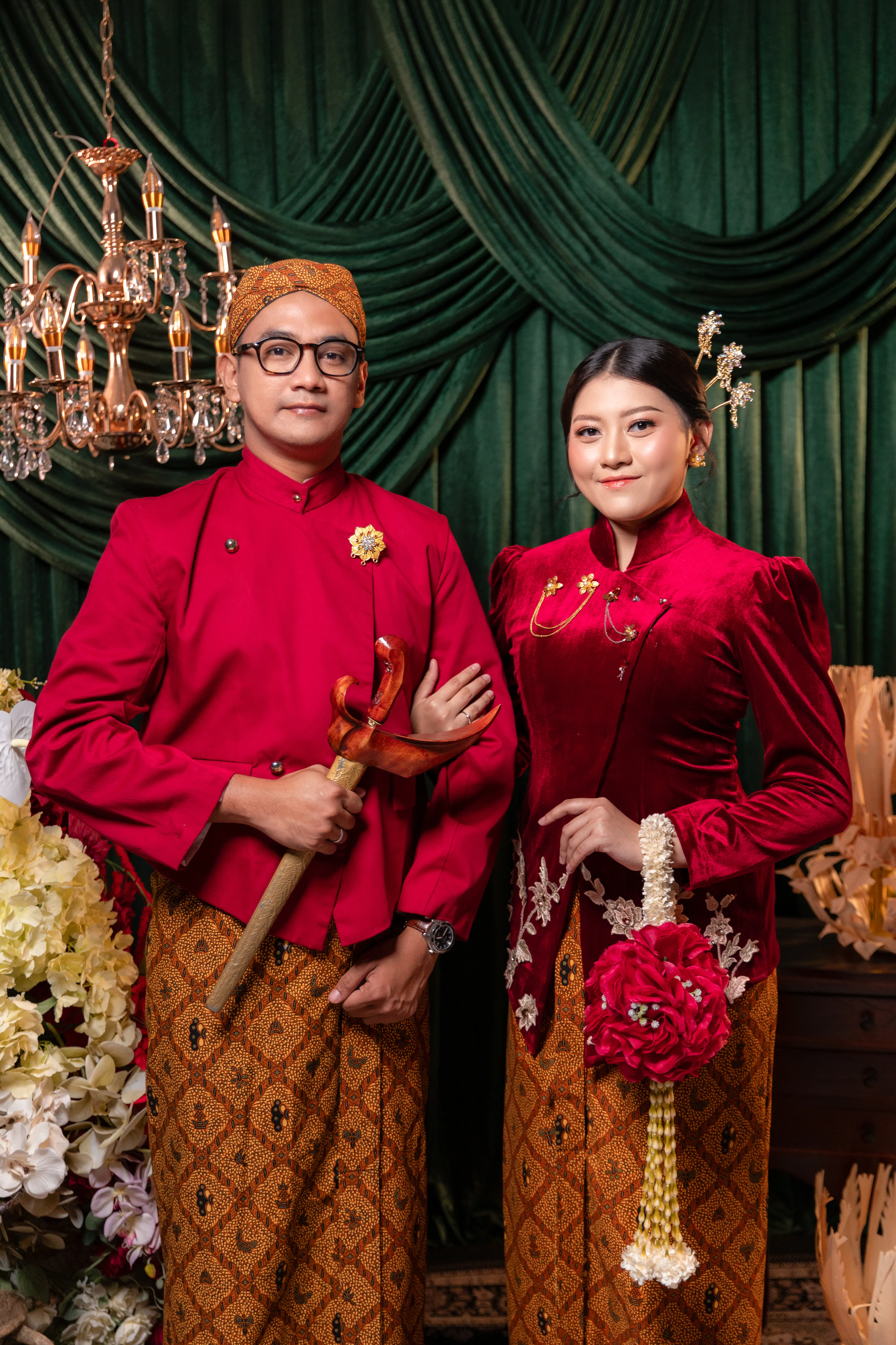 Potret adat Jawa premium dengan riasan pengantin