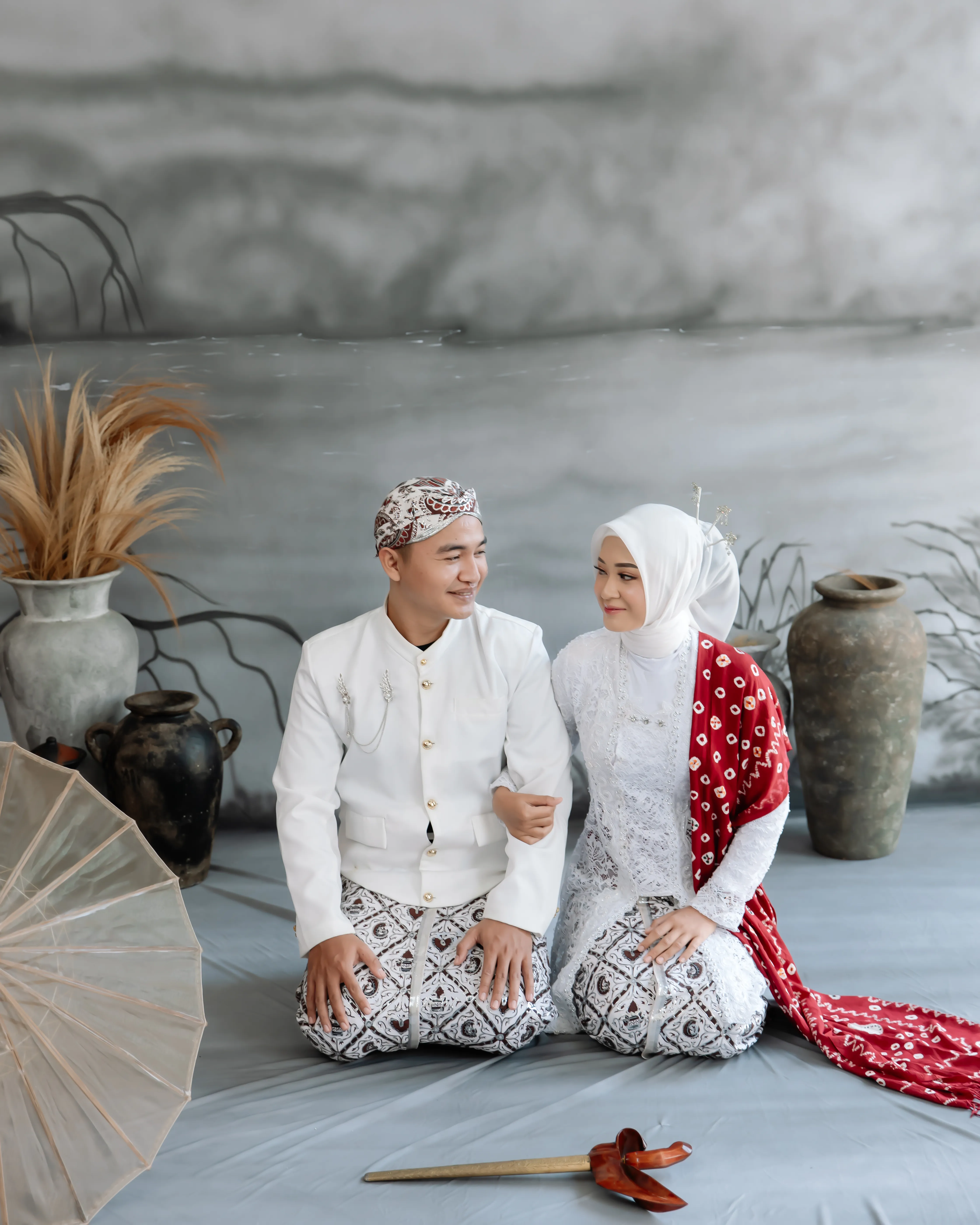 Detail busana adat Jawa pengantin
