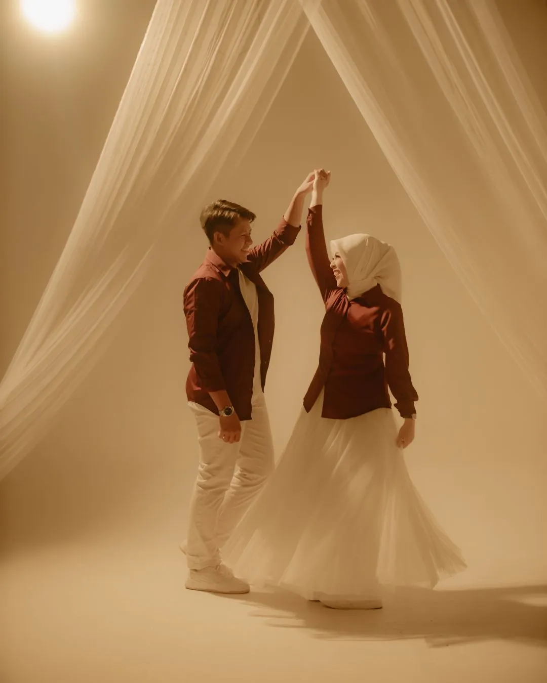 Sesi prewedding studio dengan backdrop elegan