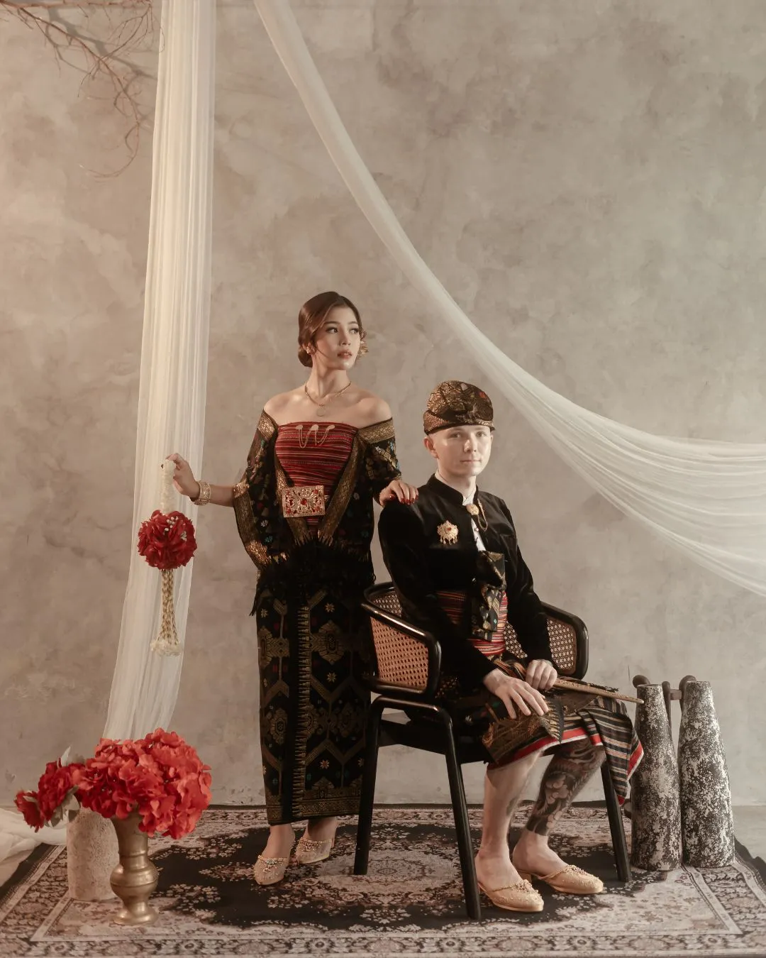 Pasangan prewedding berbusana adat Sasak di studio
