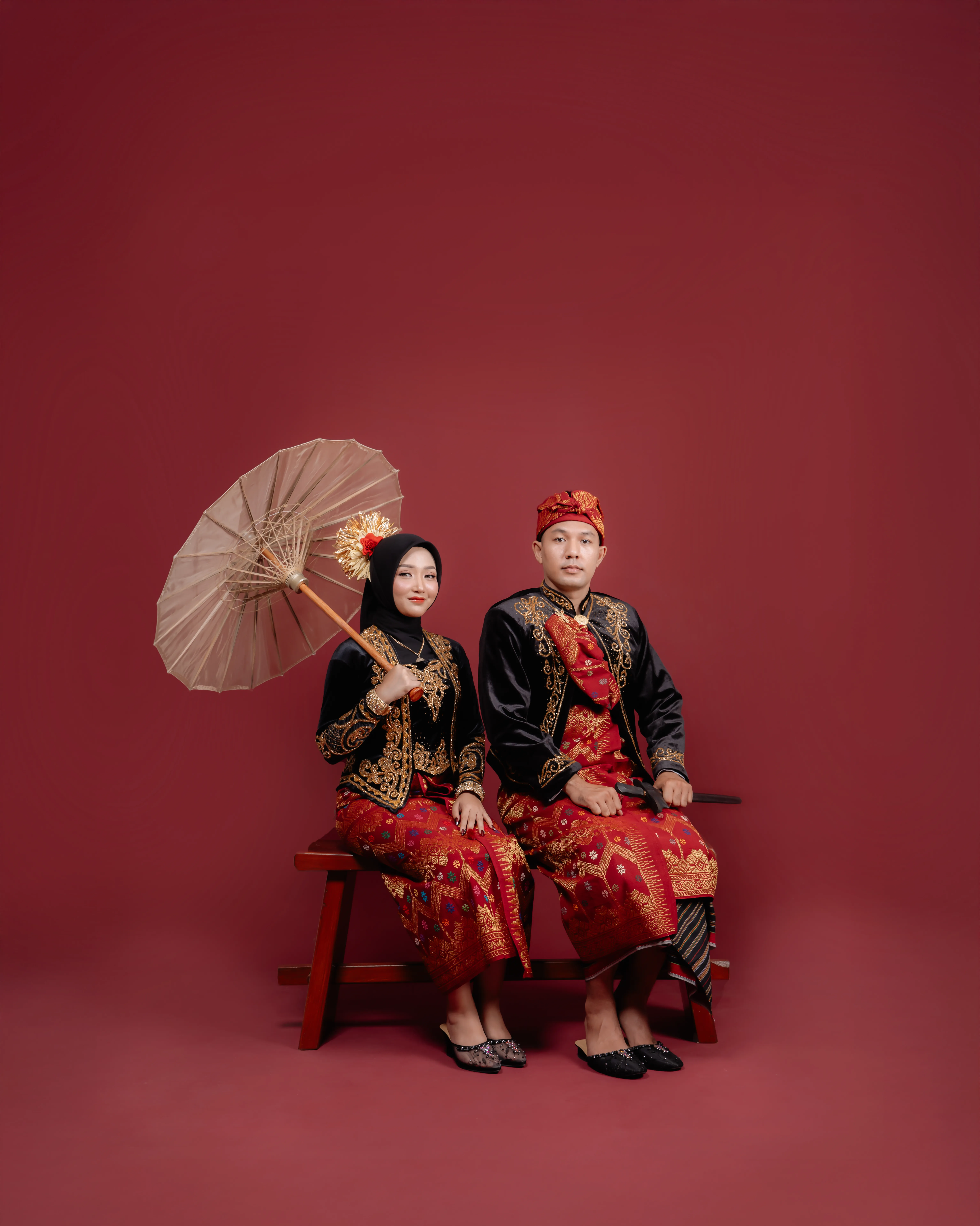Pasangan prewedding dengan busana adat Sasak di studio