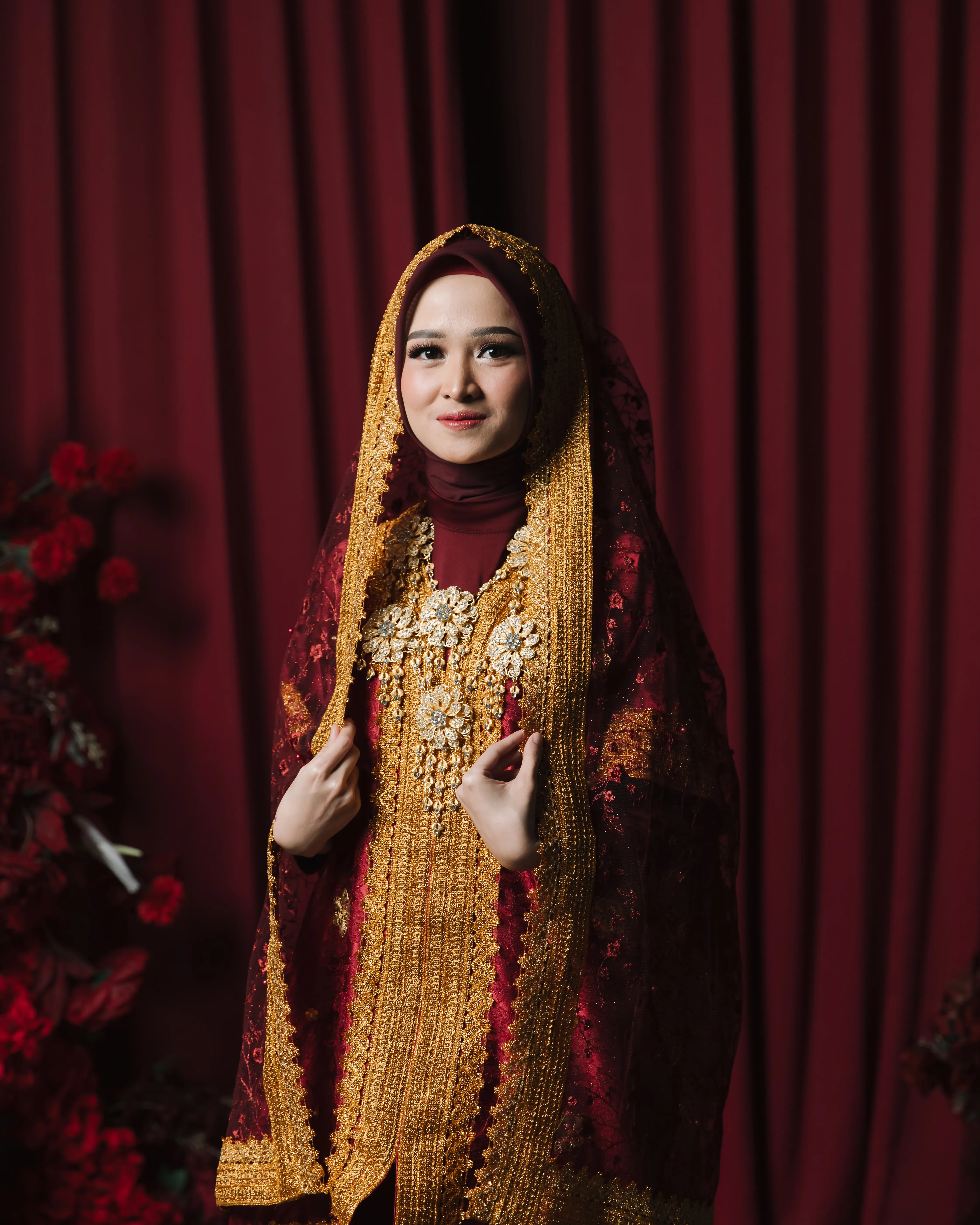 Pasangan adat Sumbawa dengan kostum merah-hitam