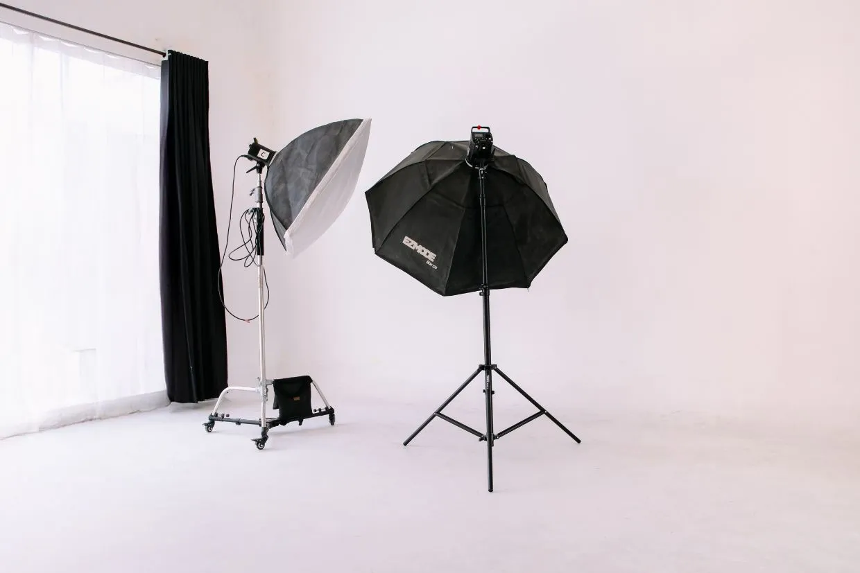 Peralatan lighting studio profesional dengan softbox terarah
